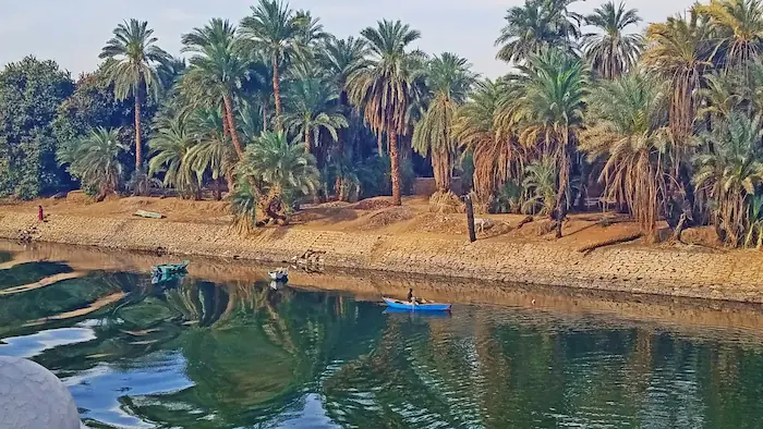 Río Nilo con palmeras, representación de la agricultura en el antiguo Egipto